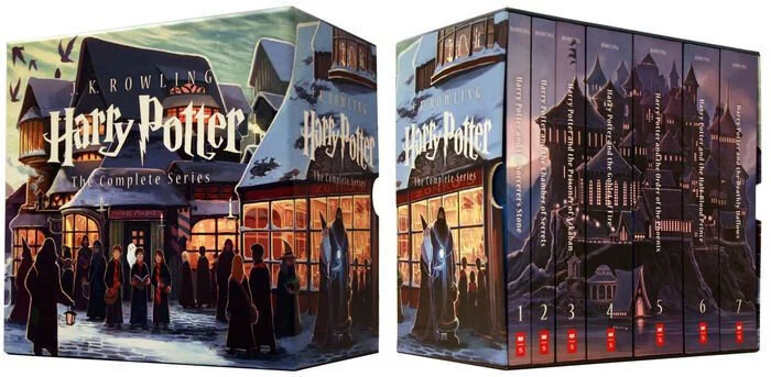 Kazu Kibuishi · Scholastic · 2013. As sete lombadas da edição dos 15 anos formam Hogwarts ao pôr do sol.